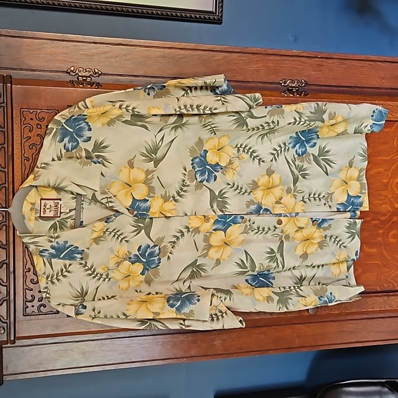 Vintage Tommy Bahama mens Hawaiian Shirt Hibiscus print size Medium - Picture 1 of 3